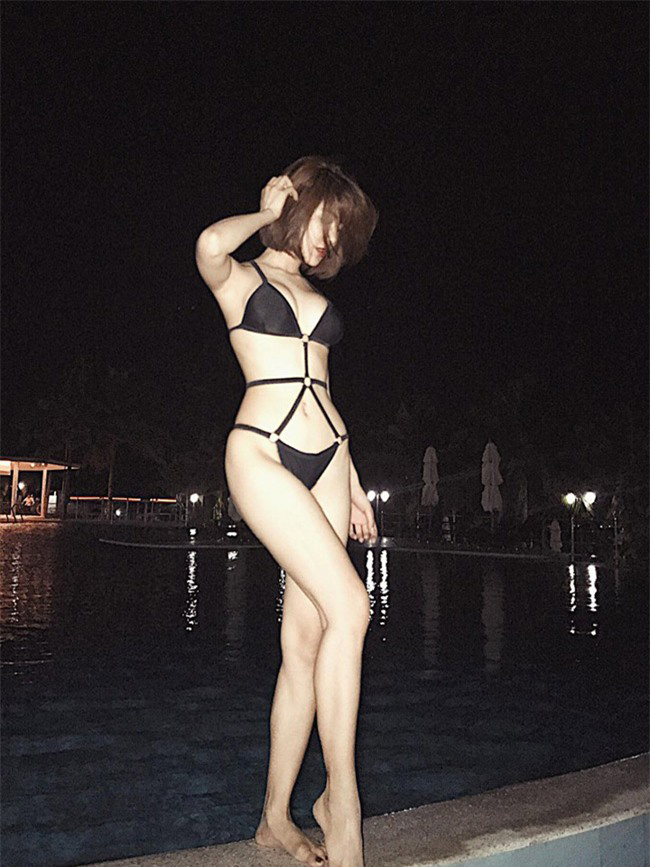 Khi chụp hình tại bể bơi lúc tối muộn, người đẹp Diệp Lâm Anh được khen có hình thể chuẩn, lại thêm thời trang bikini hợp dáng người.
