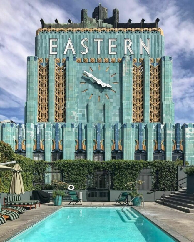 Toà&nbsp;nhà&nbsp;Eastern Columbia Building ở Los Angeles với phong cách thiết kế Art Deco như kiệt tác vốn chỉ có trong&nbsp;phim.&nbsp;Toàn bộ tòa nhà được phủ trong màu ngọc lam bóng loáng. Trên đỉnh tòa nhà là tháp đồng hồ, rooftop có bể&nbsp;bơi lấp lánh. Không ngạc nhiên khi nó được mệnh danh là “Viên đá quý Art Deco của bờ Tây”.