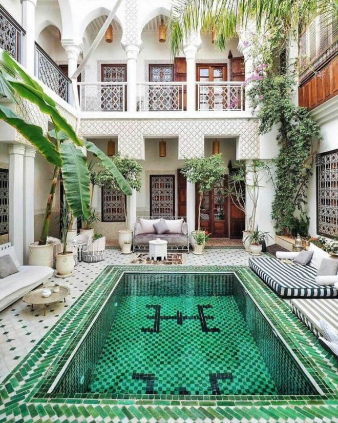 Bể bơi ở khách sạn Riad Yasmine, Marrakech, Ma-rốc được ví như một ‘ốc đảo’ thực thụ bên rìa sa mạc, xanh mướt cỏ cây dành cho những tâm hồn muốn rời xa xô bồ cuộc sống.&nbsp;