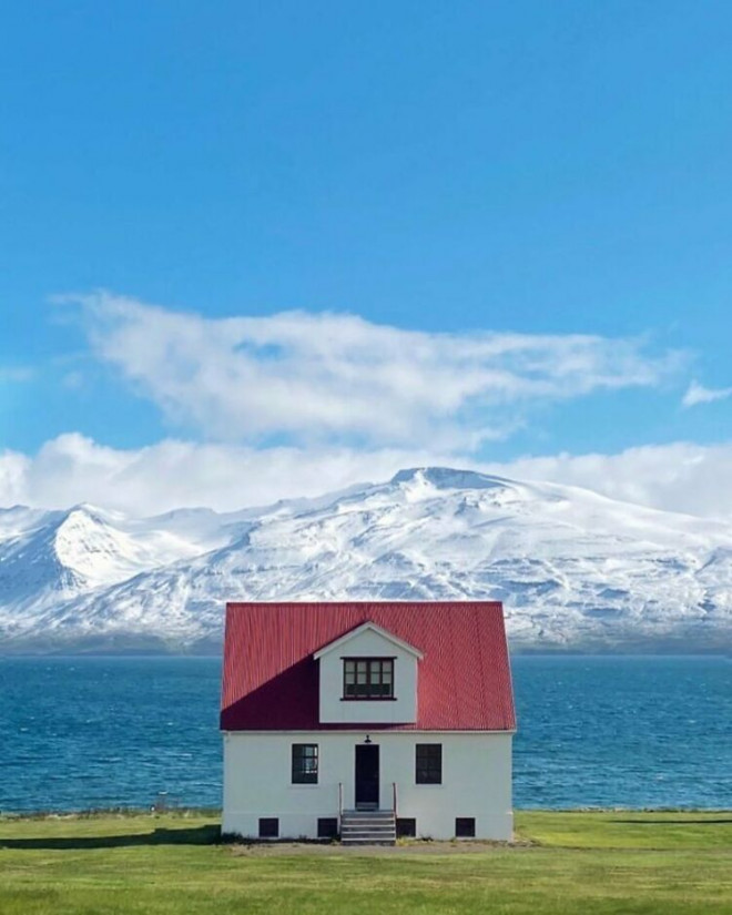 Làng&nbsp;Hauganes nằm ở Eyjafjörður, vịnh hẹp dài nhất ở miền trung phía bắc Iceland là một điểm đến du lịch thú vị. Chúng ta có thể dễ dàng bắt gặp những ngôi nhà cô đơn giữa một thiên nhiên hùng vĩ như vậy.