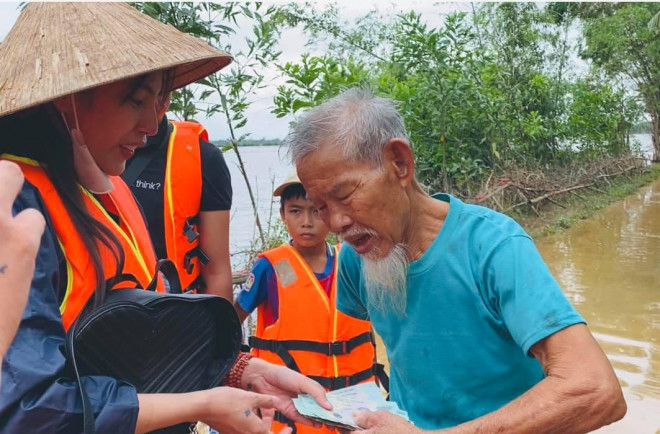 Trong trận lũ lịch sử hồi tháng 10-2020, ca sĩ Thủy Tiên cùng đoàn đã trực tiếp đến Quảng Bình trao tiền tận tay người dân bị thiệt hại