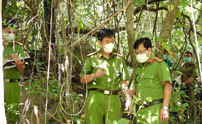 Đại tá Lê Phú Thạnh, Phó Giám đốc Công an tỉnh An Giang trực tiếp chỉ đạo điều tra tại hiện trường vụ án.