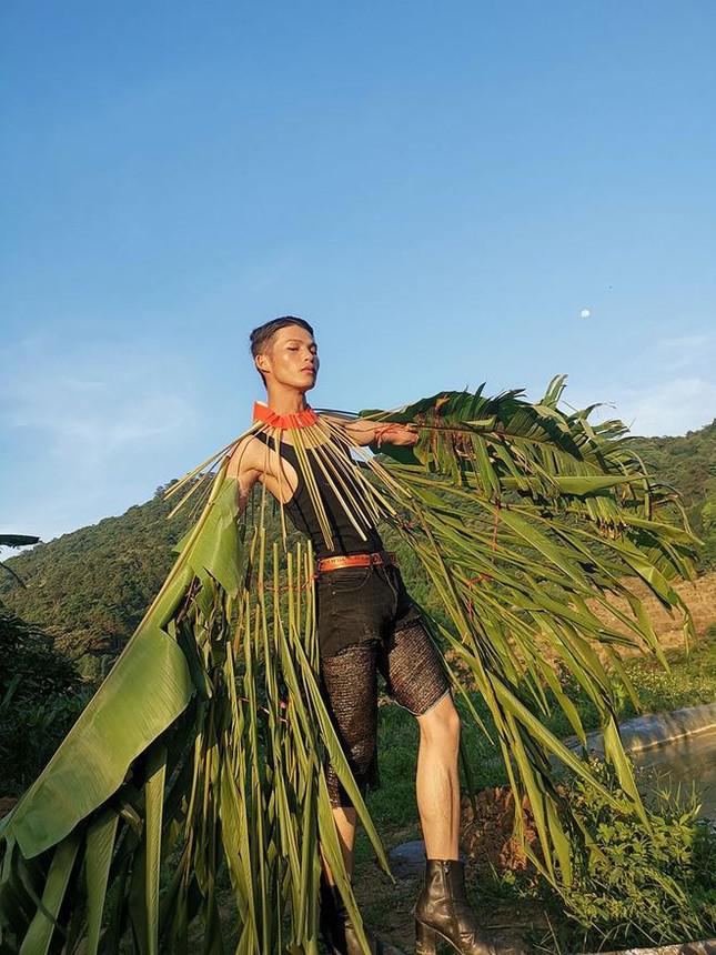 Chàng trai nông dân trở thành hiện tượng mạng triệu view với thời trang tự chế - 2