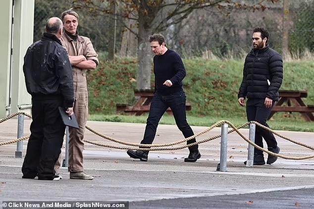 Tom Cruise xuất hiện tại sân bay Duxford.