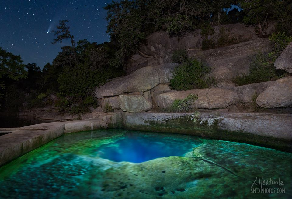 Cảnh đẹp ma mị về đêm ở Jacob's Well (ảnh: Daily Star)