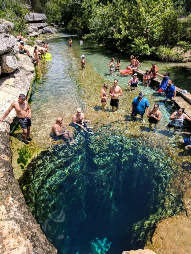 Nhiều người tìm đến Jacob's Well để tham quan vào mùa hè, tuy nhiên, lặn xuống dưới lại là câu chuyện hoàn toàn khác (ảnh: Daily Star)