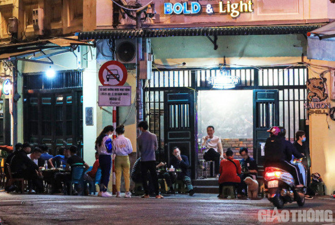 Theo quy định của TP Hà Nội, các nhà hàng, cơ sở kinh doanh dịch vụ ăn uống phải đóng cửa trước 21h hàng ngày để đảm bảo phòng dịch.