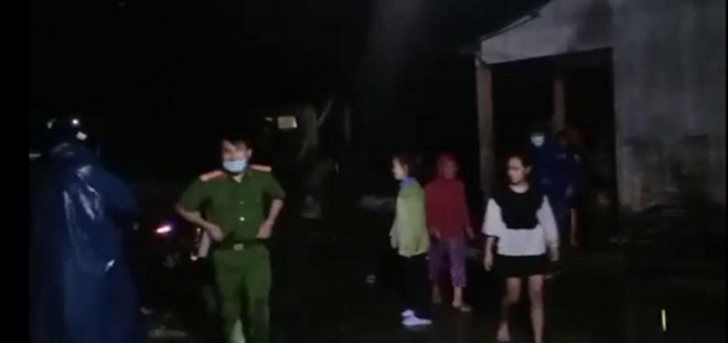 Đại úy Nguyễn Thành Chung tại hiện trường. (Ảnh được cắt từ clip do người dân ghi lại).