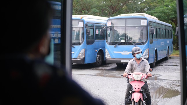 Chị Linh cũng như nhiều tài xế, tiếp viên khác đều mong mỏi ngày xe buýt được hoạt động trở lại.