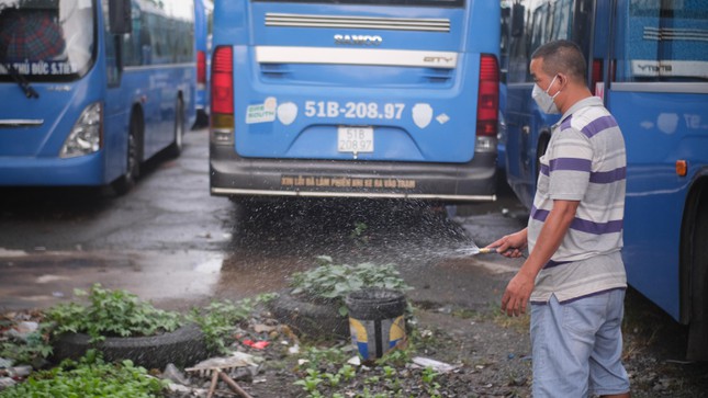 Tài xế, nhân viên sống tạm trên xe buýt đếm ngày được đi làm trở lại - 3