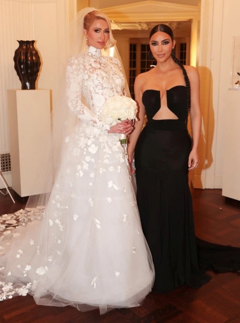 Kim Kardashian gây xôn xao khi xuất hiện tại đám cưới của Paris Hilton.