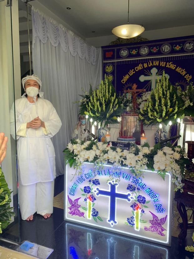 Hình ảnh nghệ sĩ Hoài Linh trong tang lễ của cha ruột tổ chức ở TP. HCM được chia sẻ trước đó