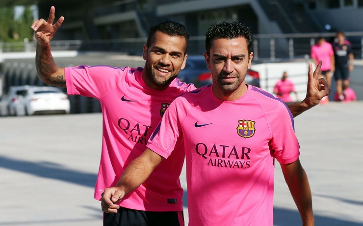 Dani Alves trở lại Barcelona làm học trò của Xavi