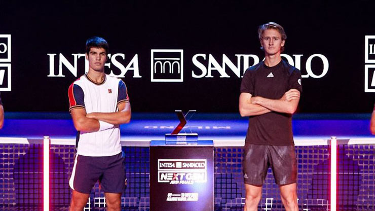 Carlos Alcaraz (trái) đối đầu Sebastian Korda ở trận chung kết đơn nam Next Gent ATP Finals 2021