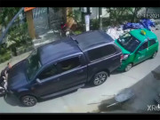 Tin tức ô tô - Clip va chạm gây nhiều tranh cãi giữa bán tải, taxi và xe máy