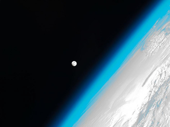 Trái Đất với bầu khí quyển tuyệt đẹp và mặt trăng mọc bên trên - Ảnh: NASA