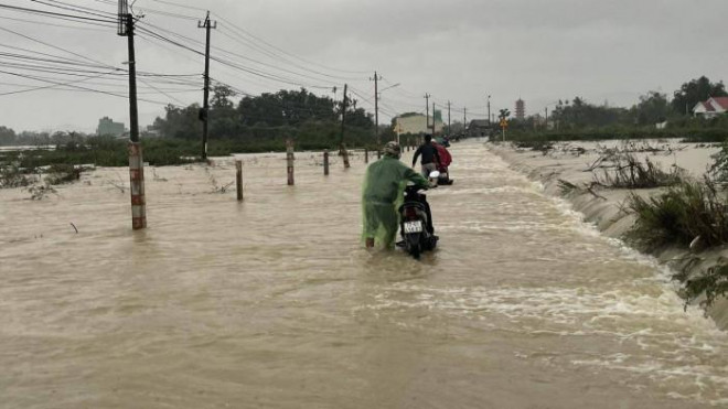 Mưa lũ khiến nhiều vùng của xã Phước Thắng, huyện Tuy Phước ngập trong nước