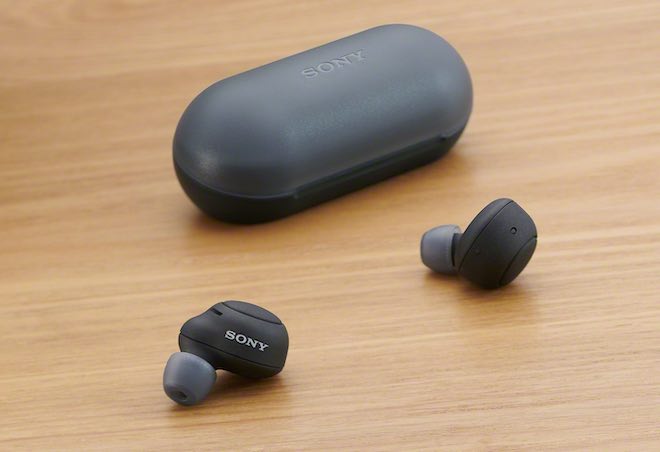 Cặp tai nghe Sony&nbsp;WF-C500 đi cùng hộp sạc nhỏ gọn.