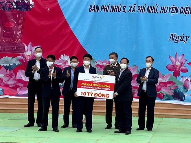Ông Nguyễn Thành Đô- Phó Chủ tịch HĐQT HDBank (bên phải, hàng trên) – đại diện HDBank trao kinh phí xây dựng 200 căn nhà tình thương cho tỉnh Điện Biên
