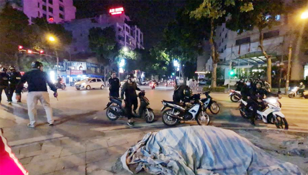 Cảnh sát cơ động Hà Nội chặn bắt nhóm "quái xế" phóng xe máy lạng lách, đánh võng, lấn làn, đâm trực diện vào người đi đường... phố cổ đêm ngày 14/11 và rạng sáng 15/11