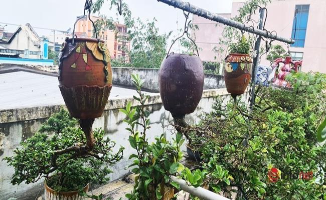 Nếu trồng bonsai “xuôi” có các thế trực, xiêu, hoành, huyền (thẳng đứng, nghiêng, ngang và đổ) thì trong bonsai ngược cũng có các dạng tương ứng: trực (thẳng nhưng chốc ngược xuống dưới), xiêu (chốc nghiêng), hoành (chốc ngang) và huyền (vừa chốc vừa đổ).
