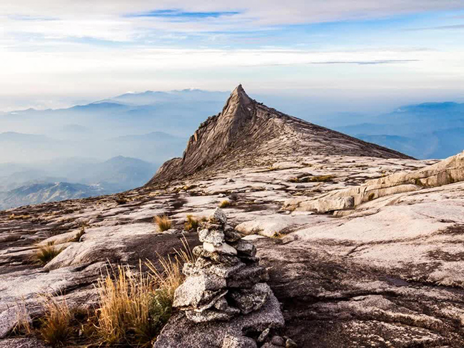 Núi Kinabalu là một trong những thắng cảnh đẹp nhất của Malaysia và là ngọn núi cao nhất trong cả nước. Núi Kinabalu cao hơn 4095m so với mực nước biển và nổi tiếng nhờ cảnh quan thiên nhiên tuyệt đẹp, trong đó Summit Trail là một trong những địa điểm nổi tiếng nhất. 
