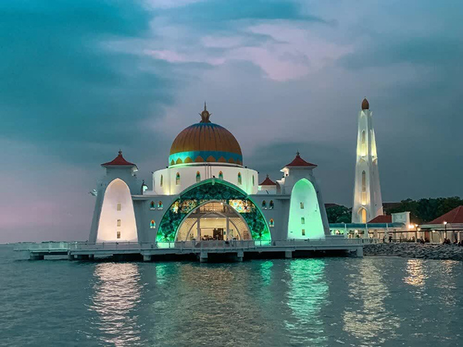 Nhà thờ Hồi giáo ở ro biển Melaka là một tòa nhà màu trắng tuyệt đẹp nằm trên một hòn đảo nhân tạo. Nhà thờ Hồi giáo này chính thức được hoàn thành vào năm 2006 và có mái vòm bằng vàng, các cổng tò vò bằng tranh kính màu và một tháp nhỏ cao 30m giống như một ngọn hải đăng.
