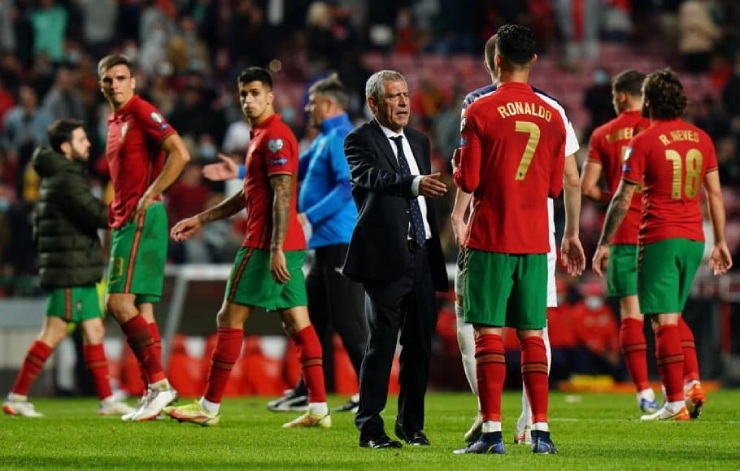Ronaldo tỏ thái độ với HLV Santos sau khi Bồ Đào Nha mất vé trực tiếp tới World Cup