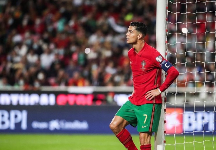 Ronaldo bất lực nhìn Bồ Đào Nha tuột mất tấm vé trực tiếp dự World Cup 2022