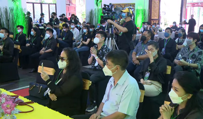 Đạo diễn Phước Sang ngồi trên hàng ghế đầu khi tới viếng cố ca sĩ Phi Nhung