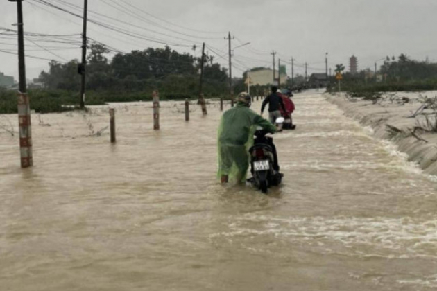 Nước tiếp tục bủa vây nhiều khu vực ở Bình Định, đã có người chết do lũ