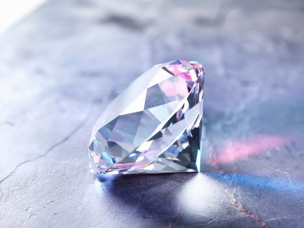 Các nhà nghiên cứu bất ngờ khi khoáng chất chỉ tồn tại ở điều kiện áp suất cao, còn nguyên vẹn bên trong viên kim cương.