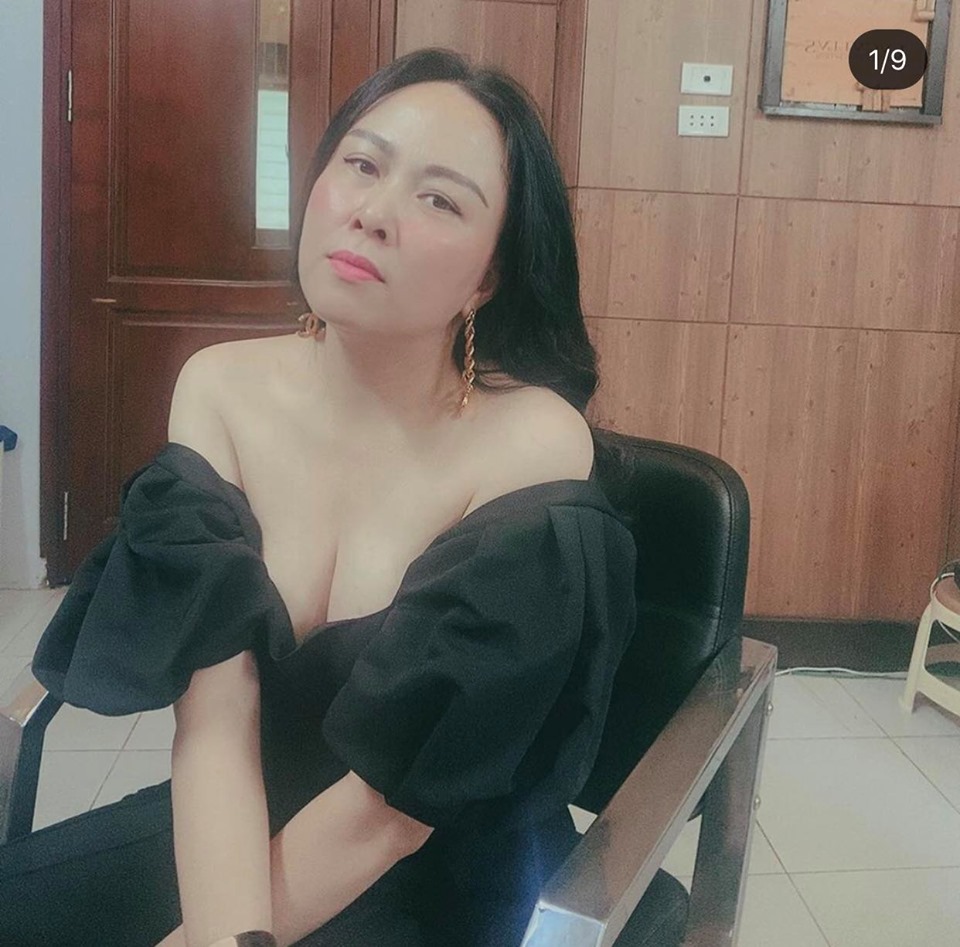 Bởi có vẻ như cô nắm rõ được ưu điểm hình thể của mình là vòng 1 đầy đặn cùng bờ vai thon quyến rũ.
