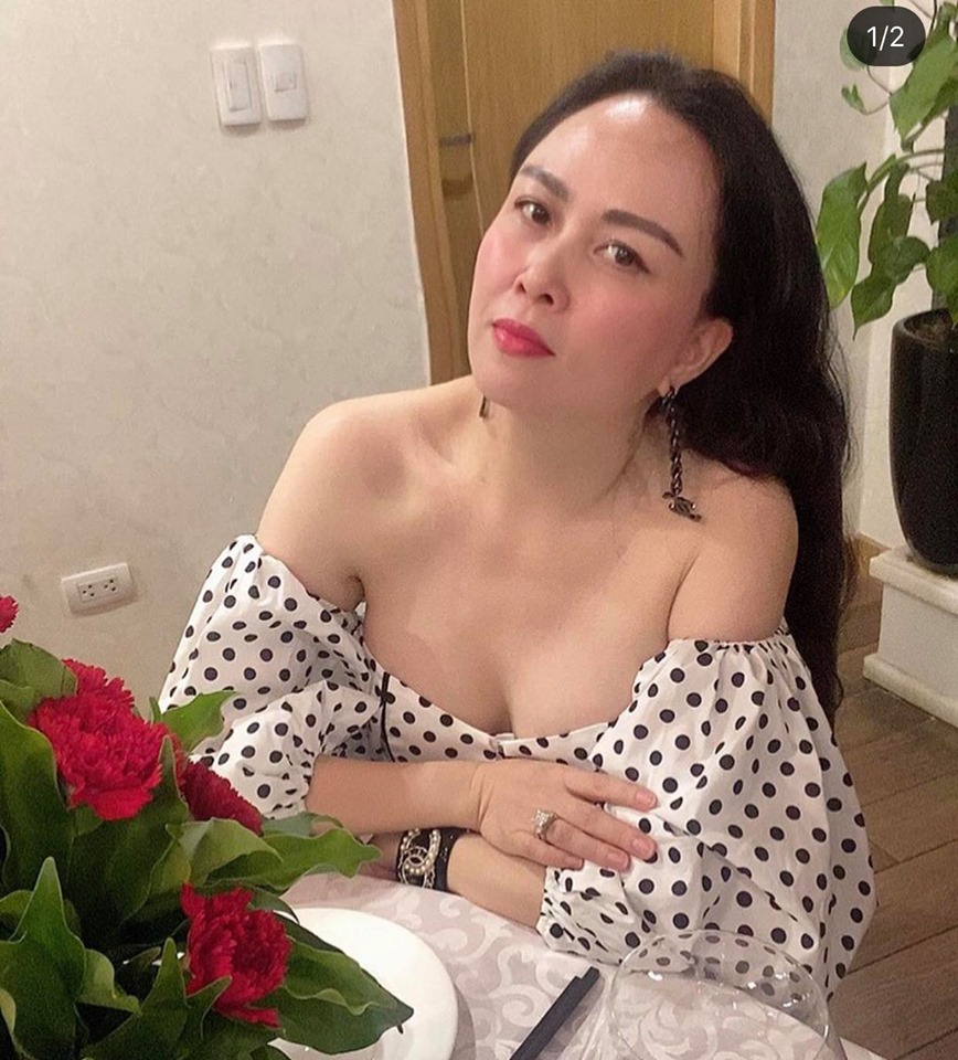 Mọi thiết kế váy áo của nữ doanh nhân sinh năm 1977 thường có điểm chung là trễ ngực.