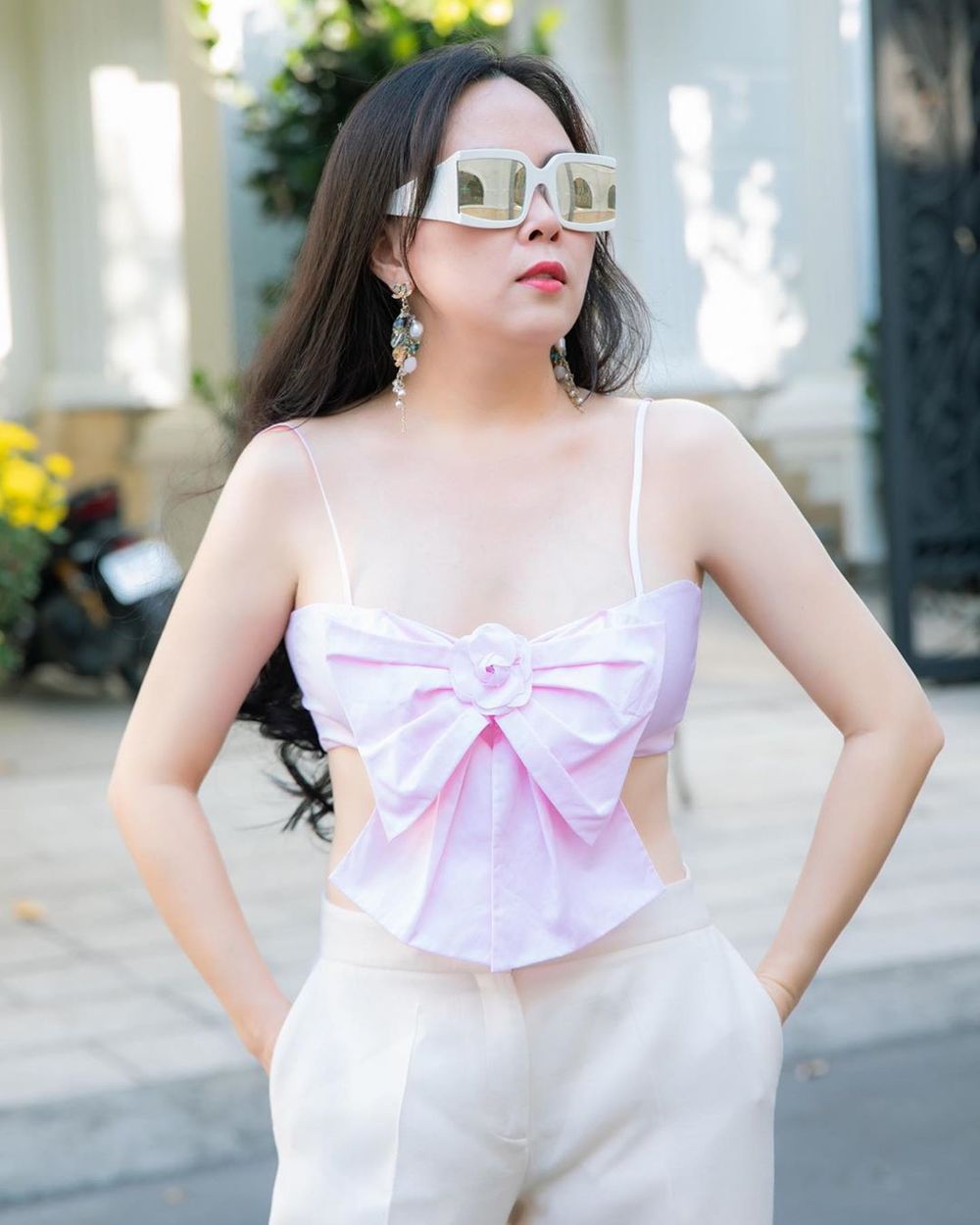 Giúp cô tự tin khoe được bờ vai mảnh mai không có gì tuyệt hơn chiếc áo 2 dây dáng crop-top.