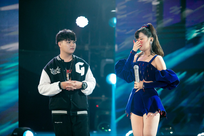 Nữ ca sĩ người Hàn Quốc chuộng gu thời trang gợi cảm trên sân khấu. Ở những phần thi trước, cô thường chọn trang phục sexy.
