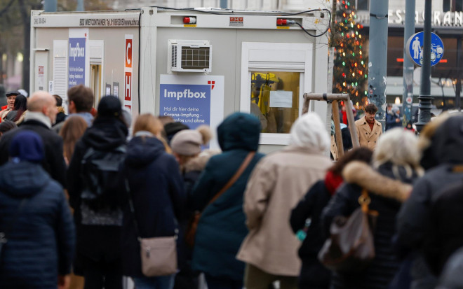 Người dân chờ phía trước một điểm tiêm phòng Covid-19 ở thủ đô Vienna - Áo hôm 14-11. Ảnh: REUTERS
