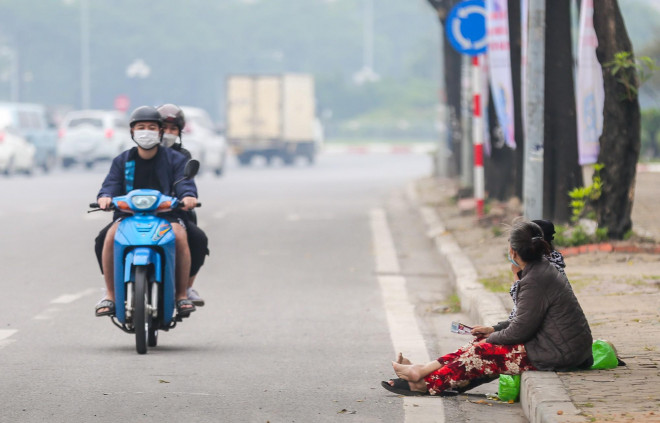 Một phe vé đang chờ đợi khách cho biết: "Do đội tuyển Việt Nam chưa giành được điểm nào, cộng với việc đến sân xem bóng đá phải thực hiện quá nhiều thủ tục như có test Covid-19 âm tính trong 72 giờ, đã tiêm đủ 2 mũi vắc-xin phòng Covid-19 nên người hâm mộ ngại đến sân. Tôi còn 4 vé rao bán với giá chỉ bằng 30% giá trị thực mà không bán nổi"