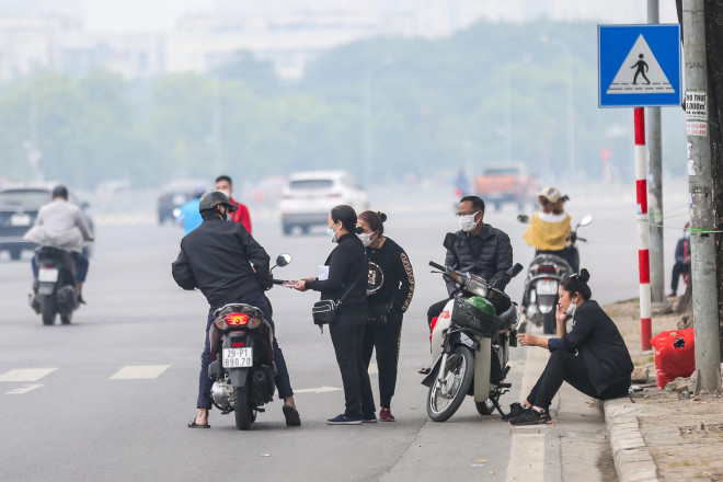 Anh Dân (một phe vé trước cổng sân Mỹ Đình) cho biết: "Hai trận đấu lần này tổng cộng tôi lỗ đến gần 20 triệu đồng, lúc phát hành vé chưa nhiều ca Covid-19, nhưng ở thời điểm hiện tại, số ca nhiễm ở Hà Nội gia tăng. Giờ chúng tôi chỉ mong bán được vé để bù lỗ. Trước đó, trận giữa đội tuyển Việt Nam gặp Nhật Bản, tôi còn 7 vé khán đài B, C, D không bán được nên đành chịu lỗ"