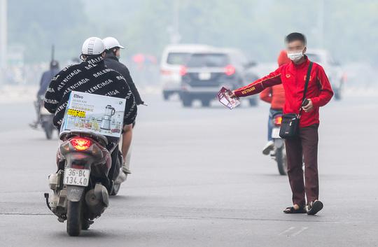 Nhiều phe vé bất chấp nguy hiểm đứng ra giữa đường nhằm chèo kéo khách, nhưng cũng hiếm khi người dân dừng lại để mua