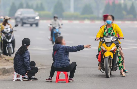 Theo thông tin của Cục Cảnh sát quản lý hành chính về trật tự xã hội (C06) - Bộ Công an, hàng trăm khán giả có vé nhưng đã không thể vào sân Mỹ Đình trong trận đội tuyển Việt Nam gặp Nhật Bản vì chưa xét nghiệm Covid-19 hoặc tiêm chưa đủ 2 mũi vắc-xin