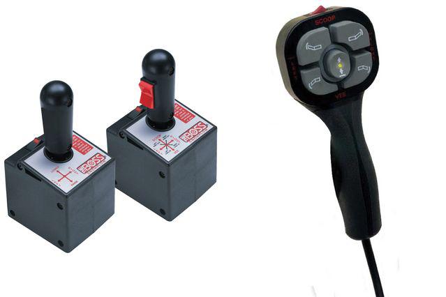 Cần điều khiển không dùng chip (trái) và tay cầm dùng chip (phải) trên sản phẩm của BOSS Products. Ảnh: BOSS Products.&nbsp;