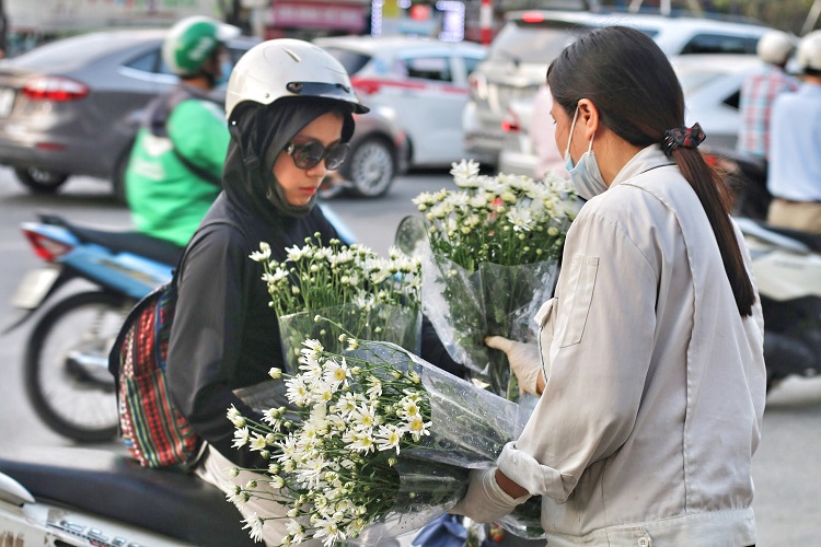 Nguyên nhân của giá hoa rẻ được cho là do ảnh hưởng của dịch Covid-19, nhu cầu chơi hoa của người dân đã giảm hẳn. Bên cạnh đó, tình hình dịch bênh ở Hà Nội vẫn còn nhiều diễn biến phức tạp nên đường phố vắng vẻ, mọi người đều hạn chế ra đường.