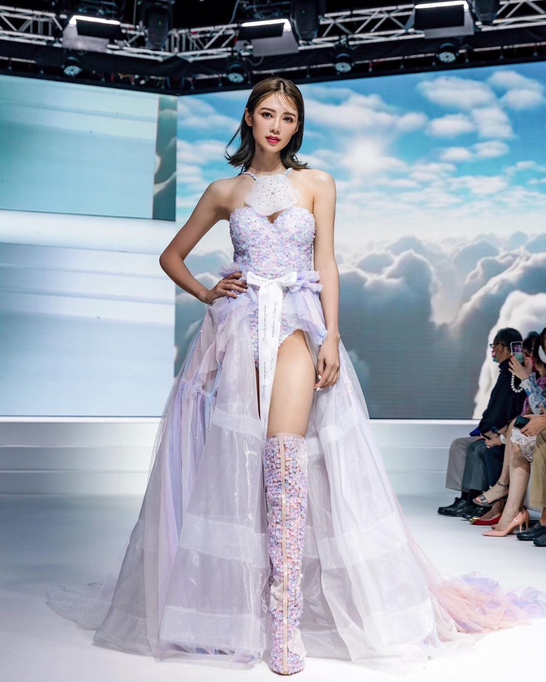 Bên cạnh đó, cô còn làm người mẫu catwalk.