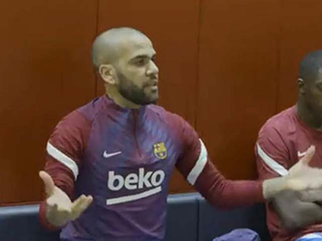 Tin mới nhất bóng đá tối 16/11: Alves phát biểu hùng hồn trong phòng thay đồ Barca - 1