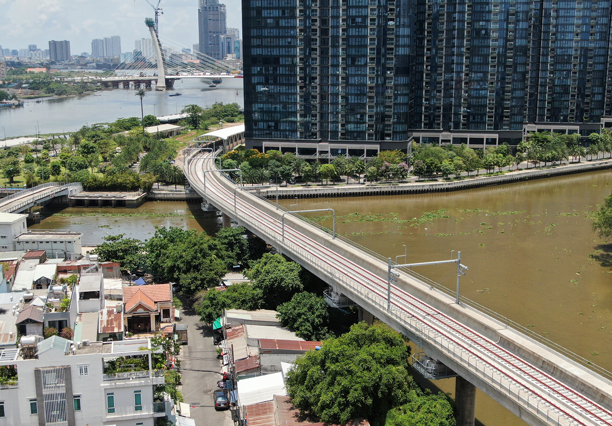 Gói thầu CP2 (đoạn đi trên cao và depot) dài 17,1km từ ga Ba Son đến depot Long Bình, TP Thủ Đức đạt 93,93% khối lượng thi công. Đoạn trên cao bắt đầu từ ga Ba Son chạy qua kênh Nhiêu Lộc – Thị Nghè, quận Bình Thạnh đã được lắp đường ray, cột treo dây điện…