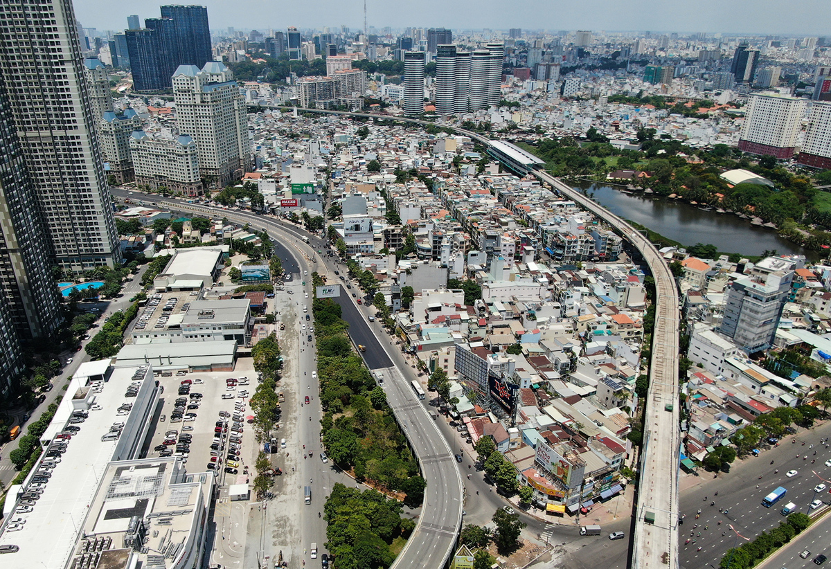 Tuyến metro chạy song song qua đoạn đường Nguyễn Hữu Cảnh thuộc địa bàn phường 22, quận Bình Thạnh, trong đó ga Văn Thánh là nhà ga đầu tiên trong số 11 ga trên cao của dự án.&nbsp;