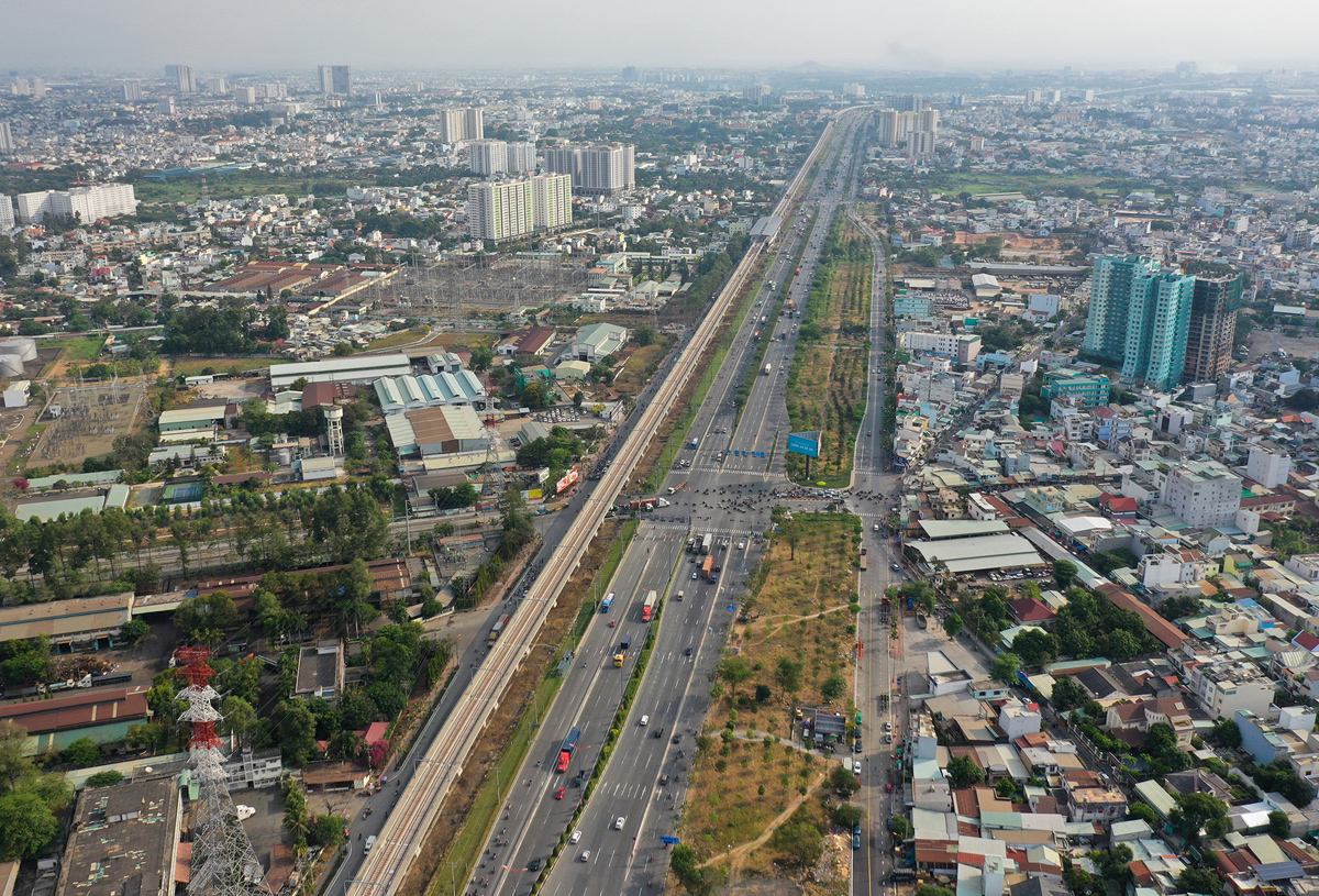 Đoạn trên cao tuyến metro số 1 chạy dọc Xa lộ Hà Nội từ cầu Sài Gòn tới Suối Tiên, TP Thủ Đức.&nbsp;