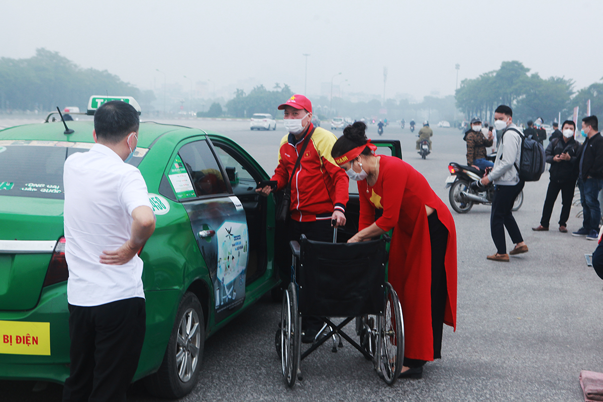 Tuy phải ngồi xe lăn nhưng ông Đinh Anh Tuấn đã bắt taxi từ Sóc Sơn (Hà Nội) đến sân Mỹ Đình sớm. Hai vợ chồng ông là những cổ động viên trung thành với một tình yêu mãnh liệt với ĐT Việt Nam từ nhiều năm nay.