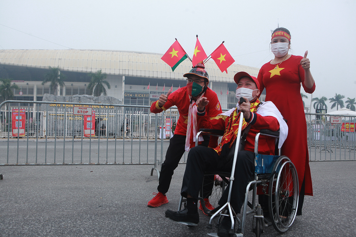 “Dù chúng ta chưa có điểm nào nhưng tối nay tôi hy vọng đội tuyển có điểm trước đối thủ mạnh”, ông Tuấn chia sẻ. Khi đi, vợ chồng ông mang theo cả nước khử trùng, rửa tay trước khi vào sân.